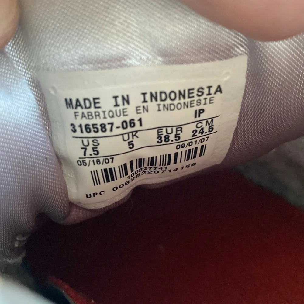 Nike Women’s 2007 Red and Gray Sneakers 316587-061 Size 7.5